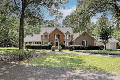 Image de Luxurious 4-Bedroom Retreat with Theater, Pool, Hot Tub, and Bar on 6 acres.