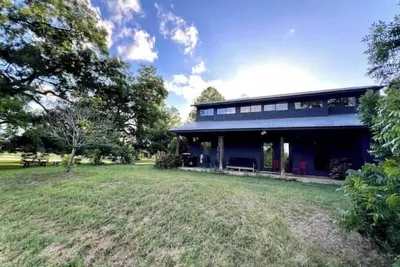 Image de Welcome to Double Creek Farm, your tranquil retreat just outside of Austin.