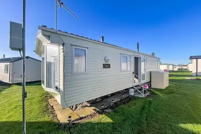 Image de Homely 6 berth caravan for hire by the beach at California Cliffs ref 50006f