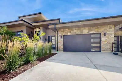 Image de Stunning house w/ ski & lake views, private hot tub, private W/D