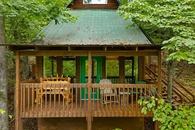 Image de Quaint, heavily forested cabin, mountain valley view.