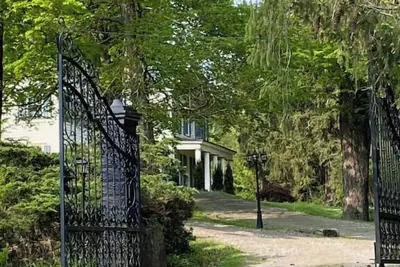 Image de Magnificent historic mansion with amazing barn