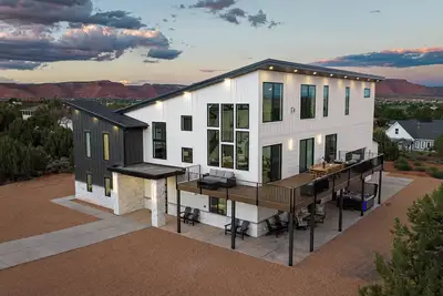 Image de Indoor Sports Court, Pool, Hottub, 30+ People