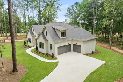 Image de 5 minutes from Robert Trent Jones Grand National. 5 bedrooms and 3. 5 baths.