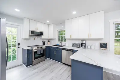 Image de Spacious & modern 10 guest retreat near Downtown & North Hills w/ fenced yard