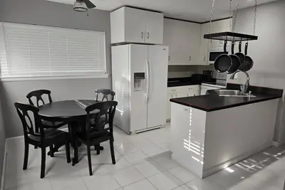 Image de Spacious 4 bedroom house located 1. 5 miles from Ohio State Football Stadium.