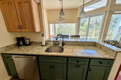 Image de Convenient Skier-friendly 1br condo, pool, hot tub, gym, tennis, fireplace, wifi