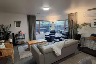 Image de Townhouse Haven - Modern, Spa, close to Nelson Central! Pets welcome.