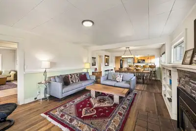Image de Mountain Lotus Retreat - Roomy Historic Downtown Truckee Home, Walk to Shops and Dining