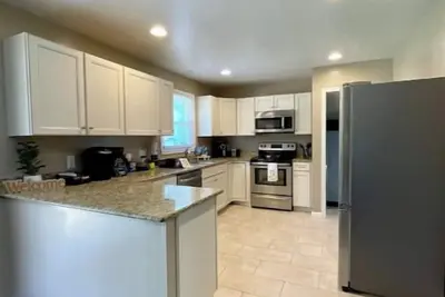 Image de Hidden Gem spacious 4 bedroom cozy home fenced in yard