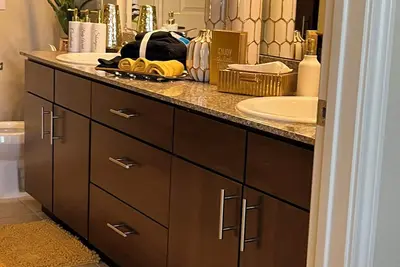 Image de Charming Stylish Vibrant Spacious Free Parking DTHouston