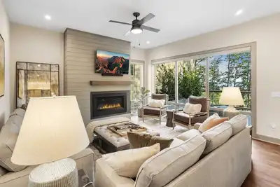 Image de Designer Mountain Home in Upscale Community