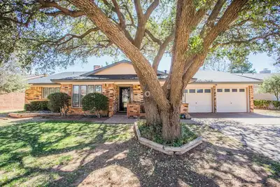 Image de Charming 3-bedroom house with WiFi, hot tub and game room! Entire house!