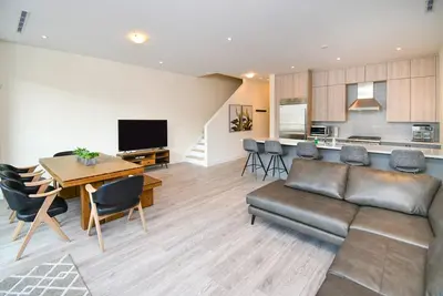 Image de 5 Bed 5 Bath Waterfront Home