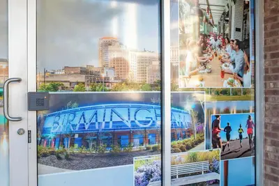 Image de Lavish one bedroom apartment in downtown Birmingham with rooftop stadium views.