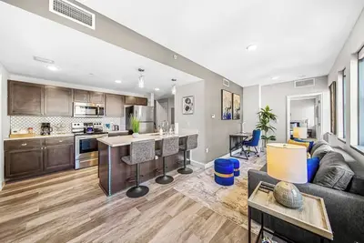 Image de Chic 2-Br unit with Pool & Playhouse Square View