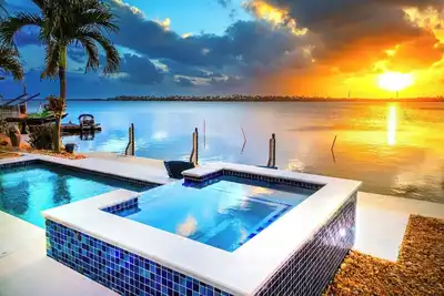 Image de Into the Blues- Oceanfront Beach House