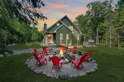 Image de Mitten Pines Cabin | Hot Tub | Fire Pit | Games
