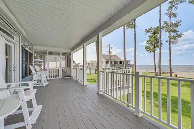 Image de Riverfront Aurora Home w/ Deck & Private Pier!