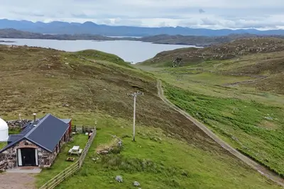 Image de Cozy converted barn with mountain and sea views on the Nc500. Pet-friendly!