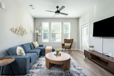 Image de Charming, New Apt | Pool | Long Stays