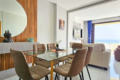 Image de Zen Retreat with Stunning Sea Views and Sunsets, plus Common Pool and Gym Access