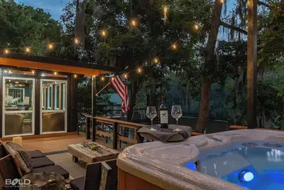 Image de The Whiskey Barrel Lakeside, with Hot Tub, Kayaks, & Game room
