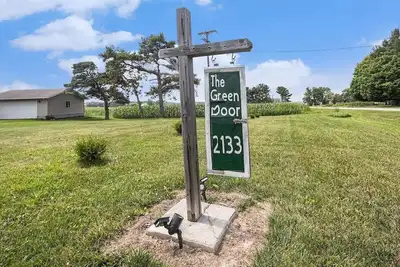 Image de 5 Bedroom, 2 Bathroom Renovated Craftsman Farmhouse! Sleeps 10