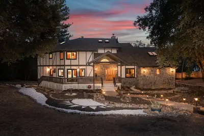 Image de Greystone Manor- Huge home with sleeping for 21!