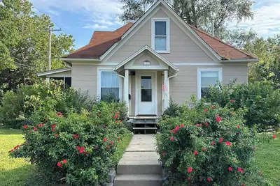 Image de Pet-Friendly 2br | Fenced Yard | Near K-State & Aggieville