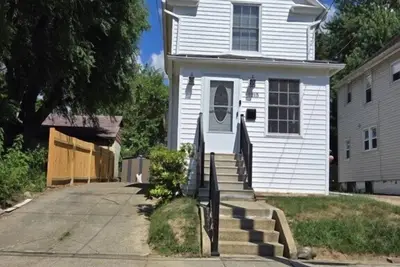 Image de This Mid century marvel will welcome you with its attention to detail.