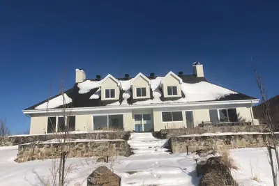 Image de Contemporary, fully renovated   ski chalet in \nmagnificent  Potton.