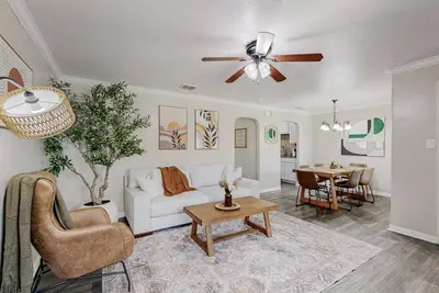 Image de Boho Vibes Apt Walk to At&T | GlobeLife | Tx Live!