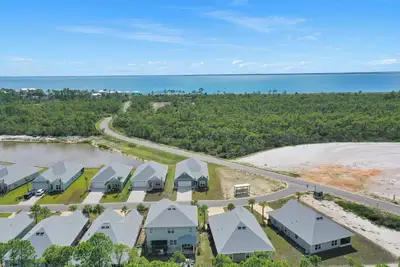 Image de Backwater Bliss: Corner Lot, Near Beach & Pool