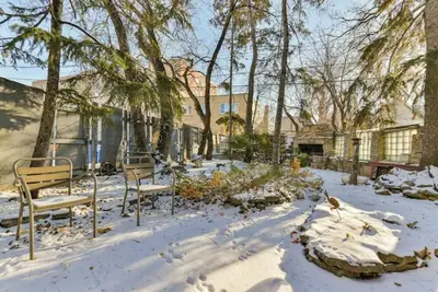 Image de Hidden Urban Oasis\n\nFabulous location close to restaurants, retail