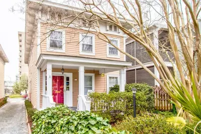 Image de 3-bed, 2. 5 bathroom, Downtown Front St. Wilmington With Off Street Parking Lot