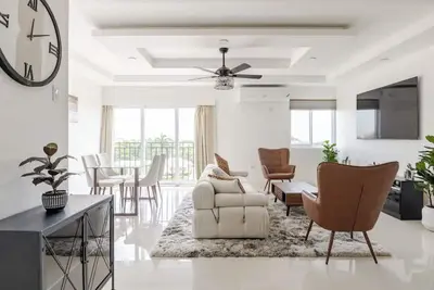 Luxe City Oasis 2bdrm apt in Kingston w/ Ac, WiFi, Gym and Rooftop Pool