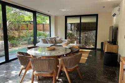 Image de 2 bedroom apartment with private bathroom, private jacuzzi in the garden.