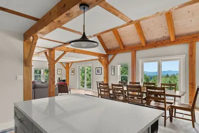 Image de Incredible views, luxury home with guest house!