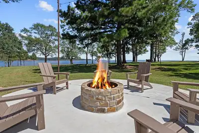 Image de Chic Lakefront Home | Majestic Views | Cowboy Pool | Outdoor Cinema | Water Toys