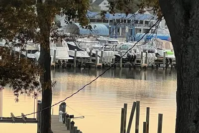 Image de Spacious 5-bedroom house with Pier, Ac and WiFi in delightful Edgewater