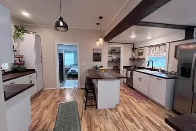 Image de Charming 3-bedroom Craftsman house in delightful Willow Springs, Mo