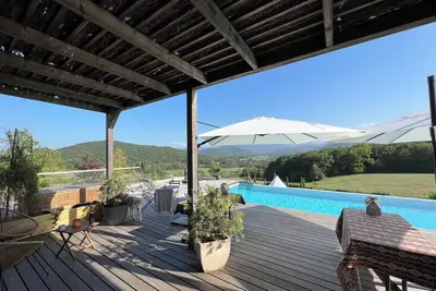 Image de Villa pin centenaire vue panoramique sur Pyrénées avec piscine à débordement.