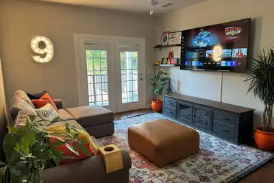 Image de Charming 2/2 condo. Fresh, new, cozy, & eclectic. Walk 2 campus. Happy place.