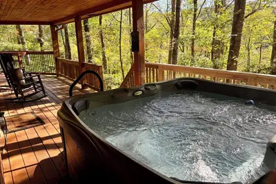 Image de Rustic Ridge- A cozy 2-bedroom+loft cabin outside Elijay w/hottub, firepit.