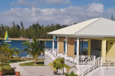 Spacious 2 Bedroom Apartment: Pool, Clubhouse, Dock -Da Bahamian Life Vacations
