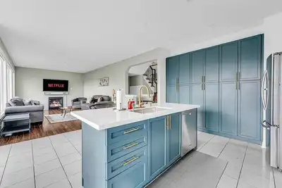 Image de Luxury Mansion with Chefs Kitchen by Niagara Falls