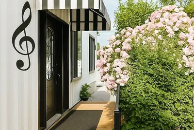 Image de One of a Kind Stay | Sea-Can Home by Falls