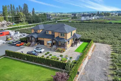 Image de Scenic Farmhouse Retreat with Expansive Living Space & Panoramic Views