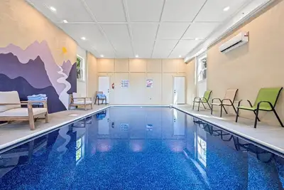 Image de 85° Heated Indoor Pool, Hot Tub, and Game Room, Close to Attractions